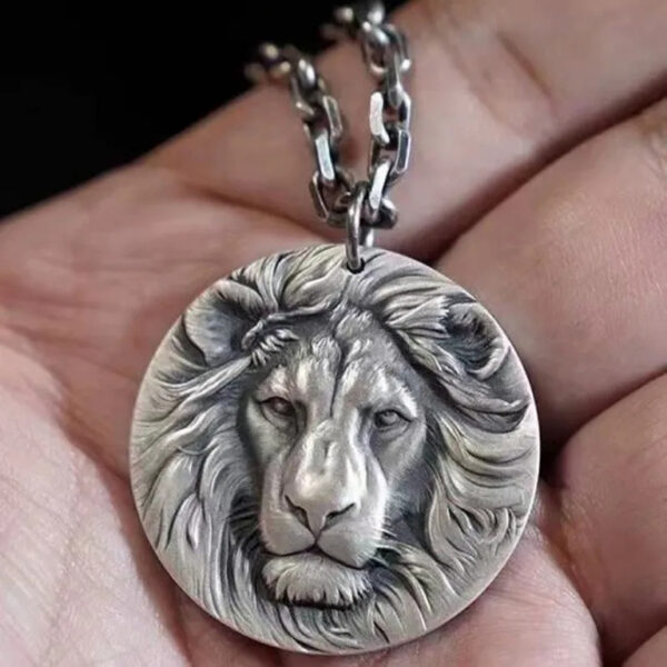 European and American Vintage Lion Pendant