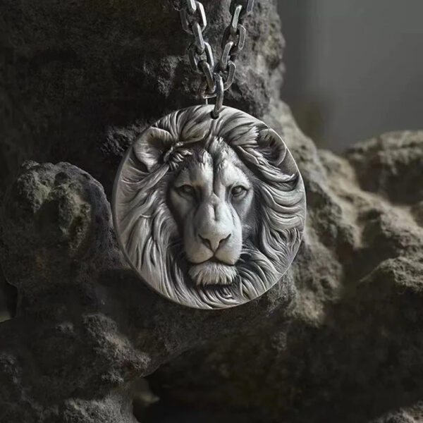 European and American Vintage Lion Pendant